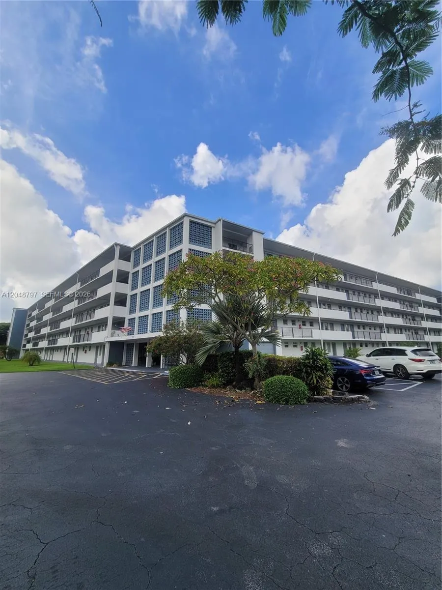 Foto de propiedad en 950 Hillcrest Drive 109, Hollywood, FL 33021 Hollywood con MLS# 