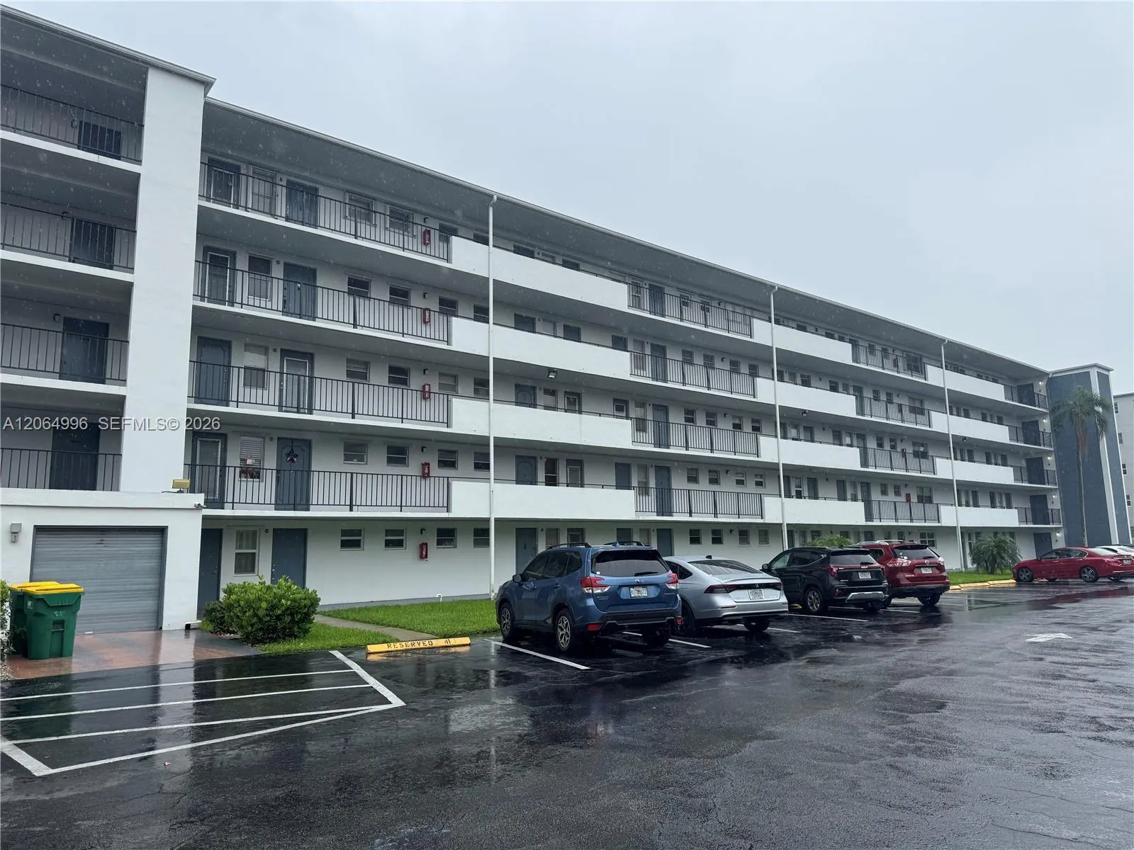 Foto de propiedad en 950 Hillcrest Drive 411, Hollywood, FL 33021 Hollywood con MLS# 