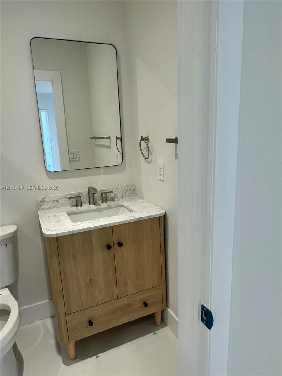 Foto de propiedad en 951 E 32nd Street, Hialeah, FL 33013 Hialeah con MLS# 