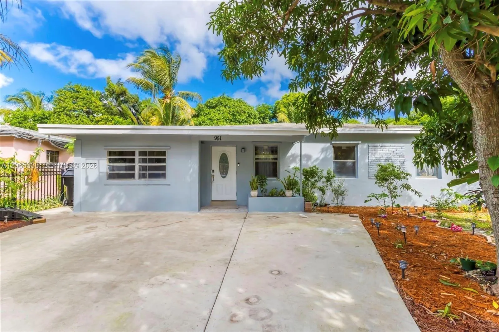 Foto de propiedad en 951 NE 157th Terrace, North Miami Beach, FL 33162 North Miami Beach con MLS# 