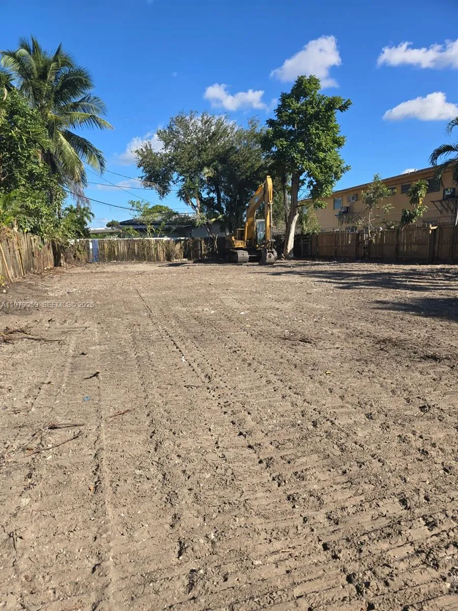Foto de propiedad en 951 NW 37th Avenue, Miami, FL 33125 Miami con MLS# 