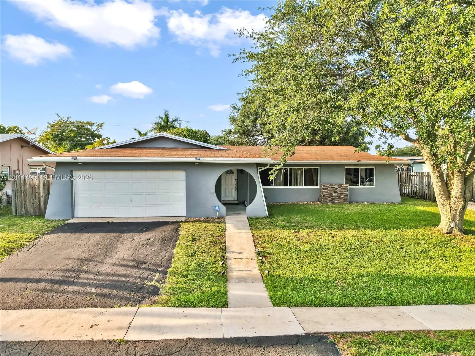 Foto de propiedad en 9511 NW 8th Street, Pembroke Pines, FL 33024 Pembroke Pines con MLS# 