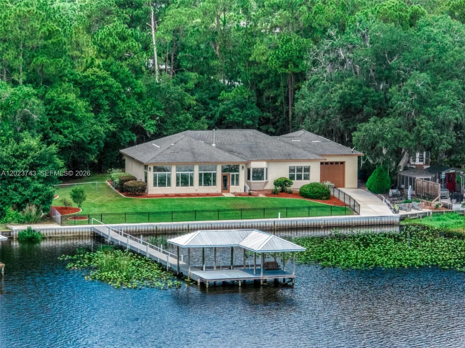 Foto de propiedad en 9526 Kingfisher Place, Sebring, FL 33875 Sebring con MLS# 