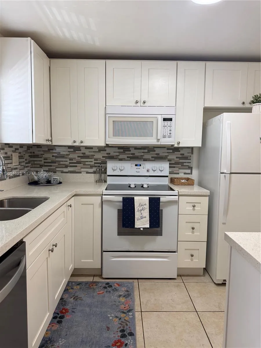 Foto de propiedad en 9540 Sunrise Lakes Boulevard 208, Sunrise, FL 33322 Sunrise con MLS# 
