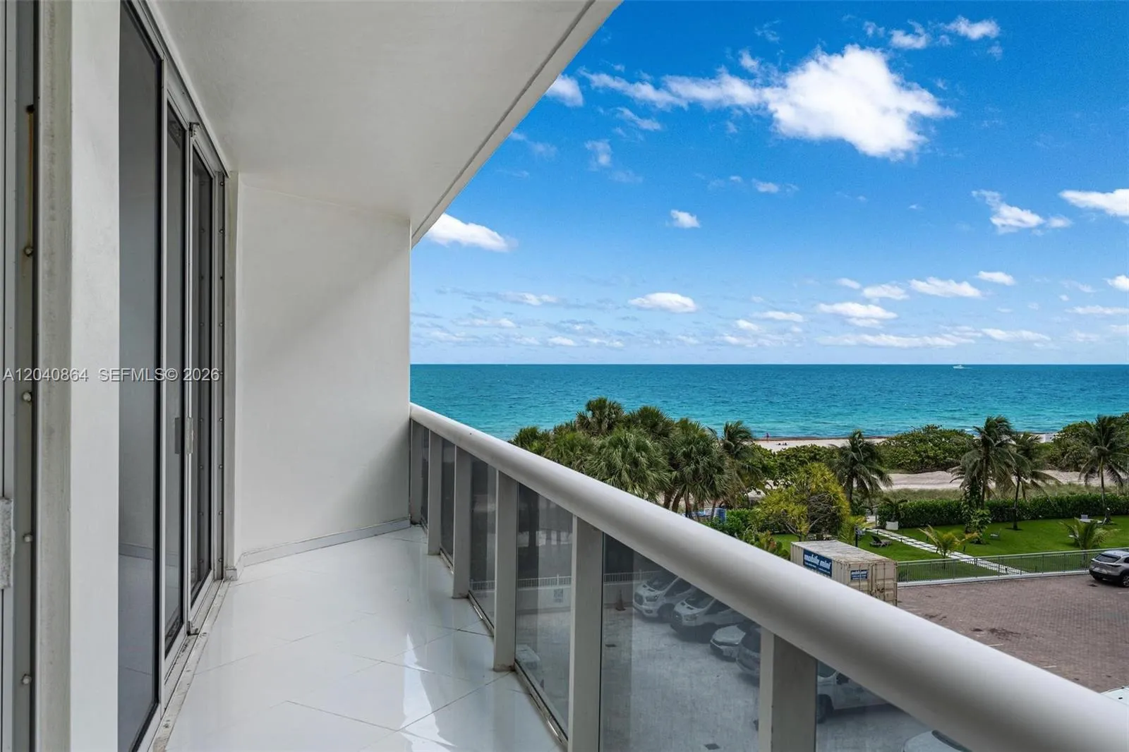 Foto de propiedad en 9559 Collins Avenue S4-J, Surfside, FL 33154 Surfside con MLS# 