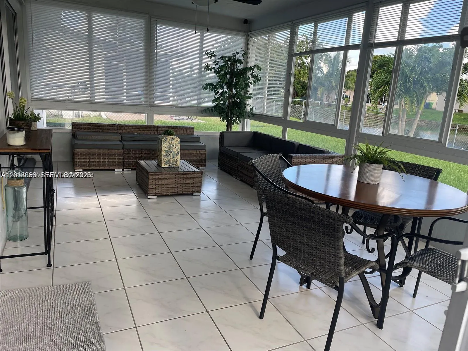 Foto de propiedad en 9590 NW 24th Place, Sunrise, FL 33322 Sunrise con MLS# 