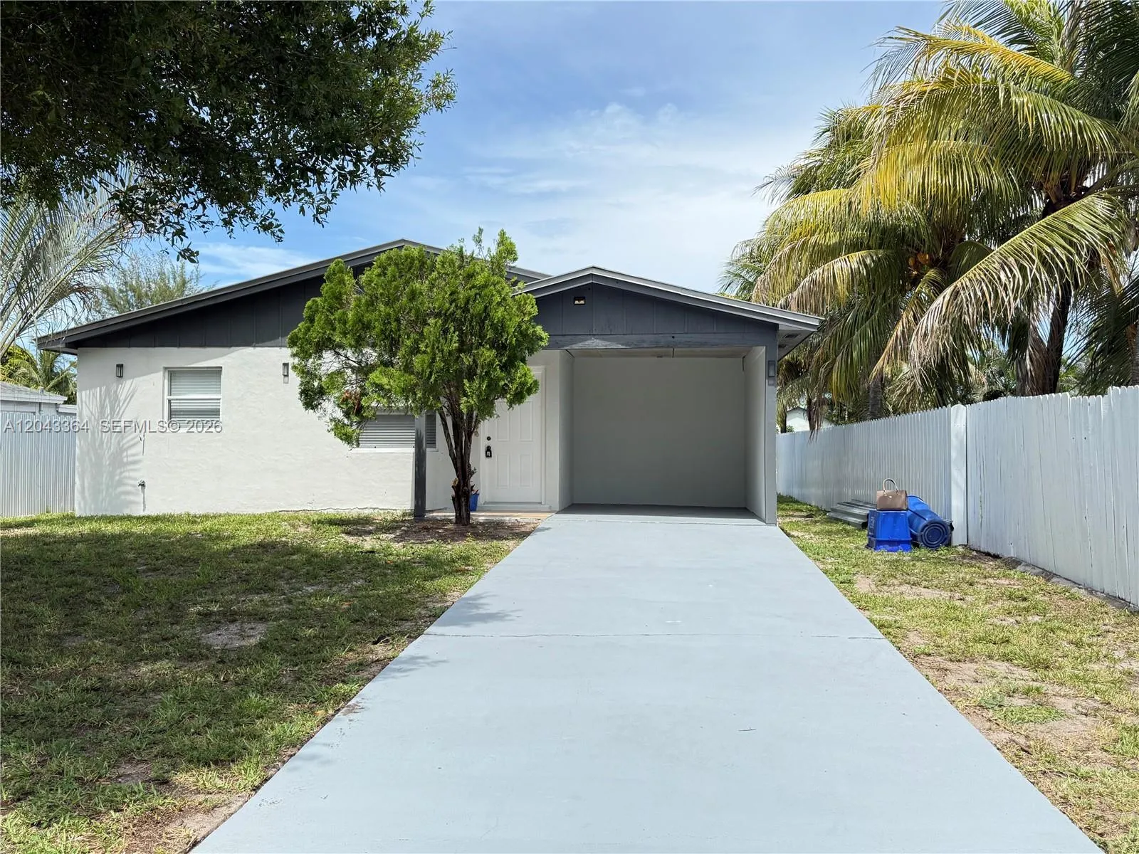 Foto de propiedad en 96 Caroline Drive, West Palm Beach, FL 33415 West Palm Beach con MLS# 