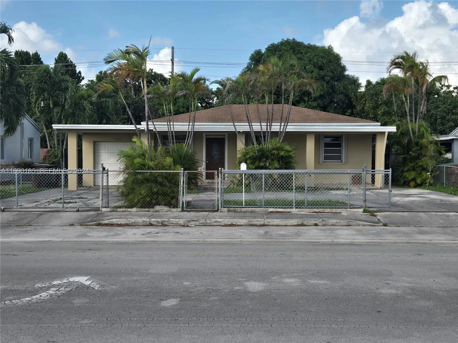 Foto de propiedad en 961 E 32nd Street, Hialeah, FL 33013 Hialeah con MLS# 