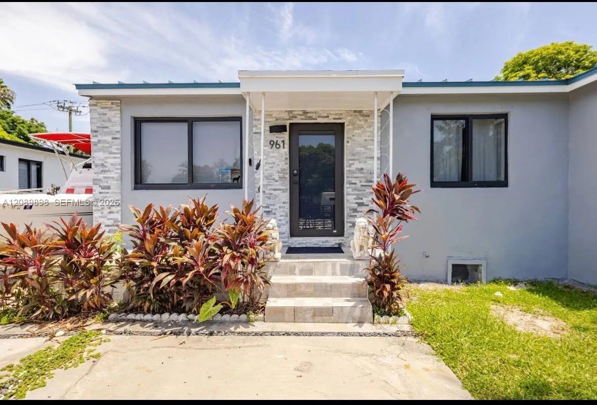 Foto de propiedad en 961 NE 155th Terrace, North Miami Beach, FL 33162 North Miami Beach con MLS# 