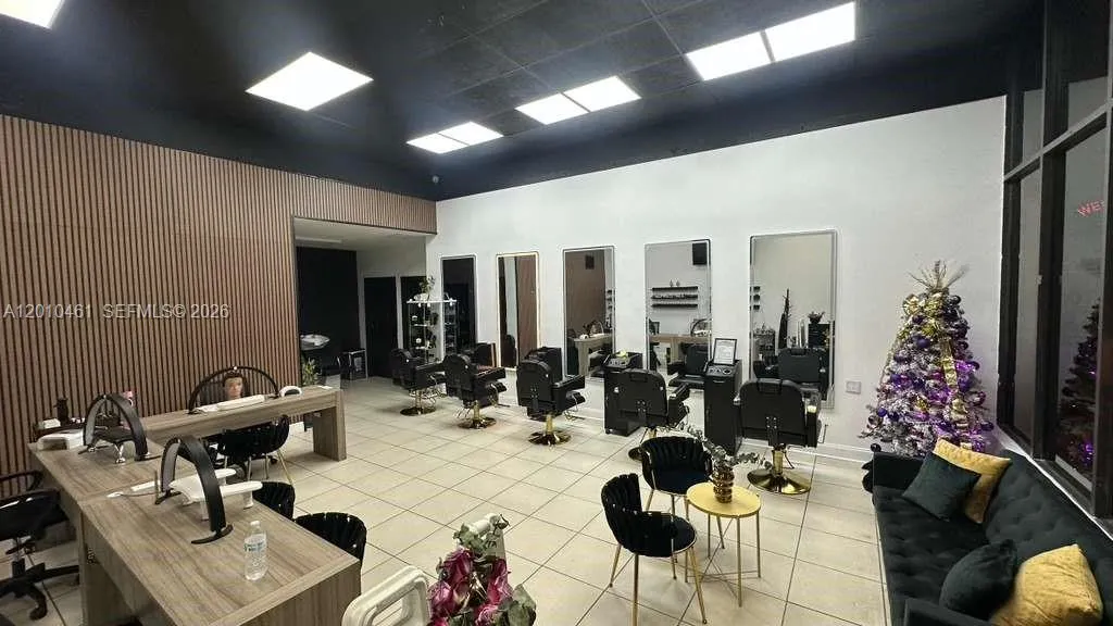 Foto de propiedad en 9610 Fontainebleau Boulevard, Miami, FL 33172 Miami con MLS# 