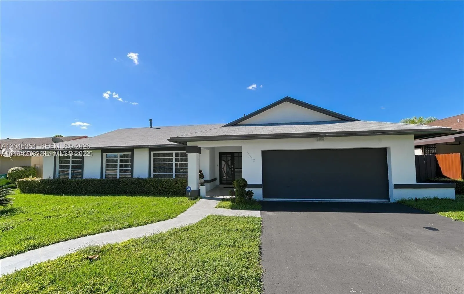 Foto de propiedad en 9612 SW 117th Avenue 9612, Miami, FL 33186 Miami con MLS# 