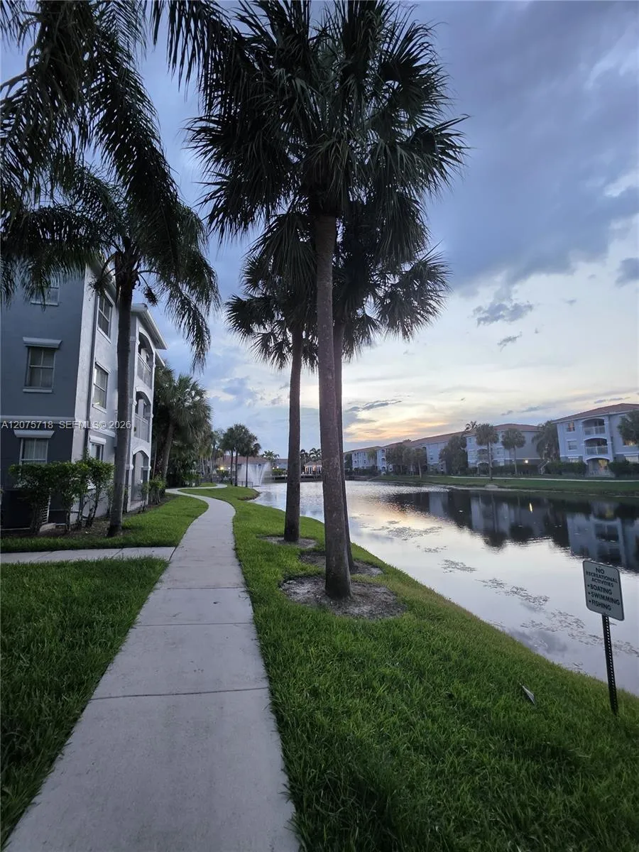 Foto de propiedad en 9615 NW 1st Court 10-301, Pembroke Pines, FL 33024 Pembroke Pines con MLS# 