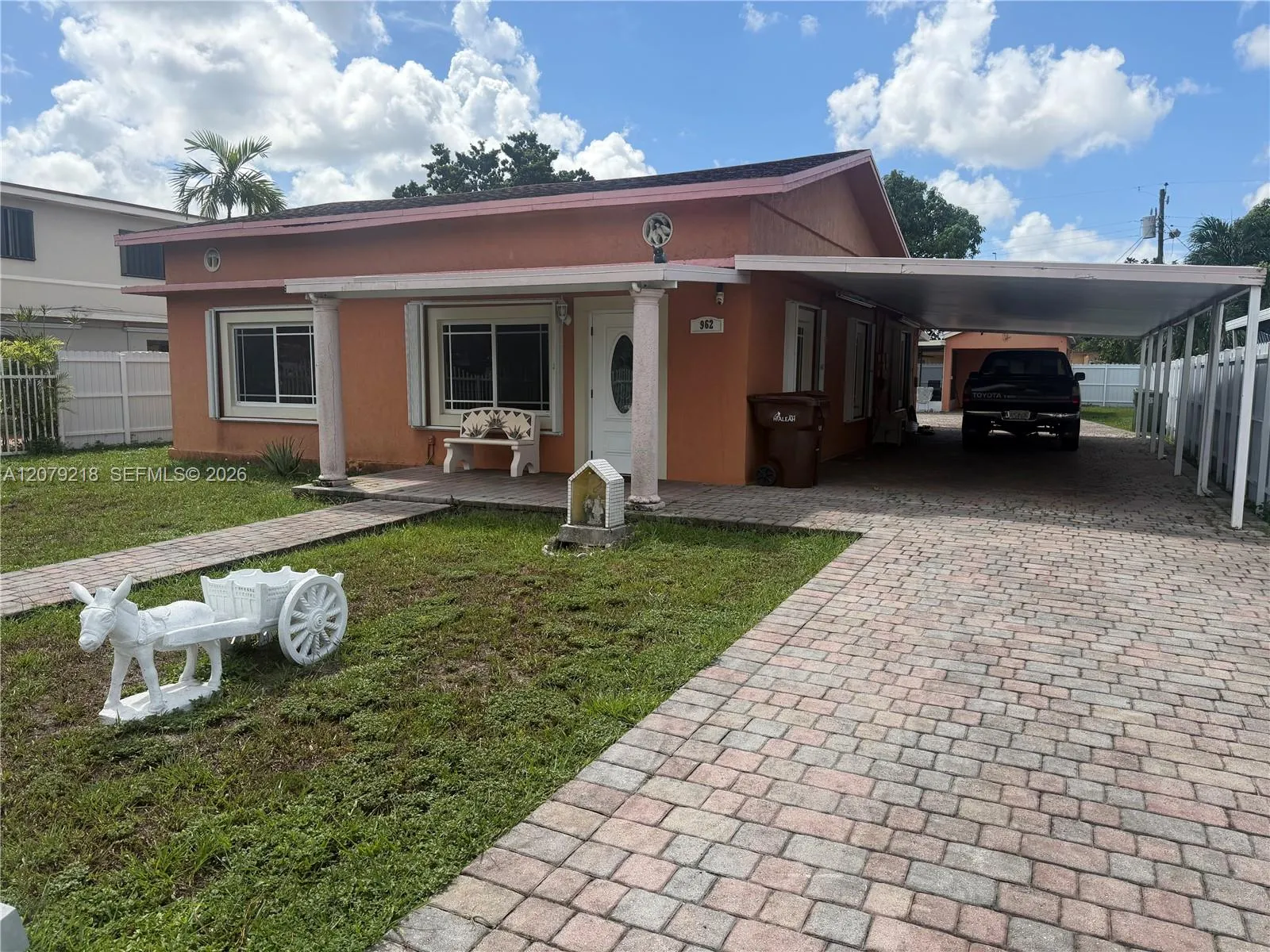 Foto de propiedad en 962 E 19th Street, Hialeah, FL 33013 Hialeah con MLS# 