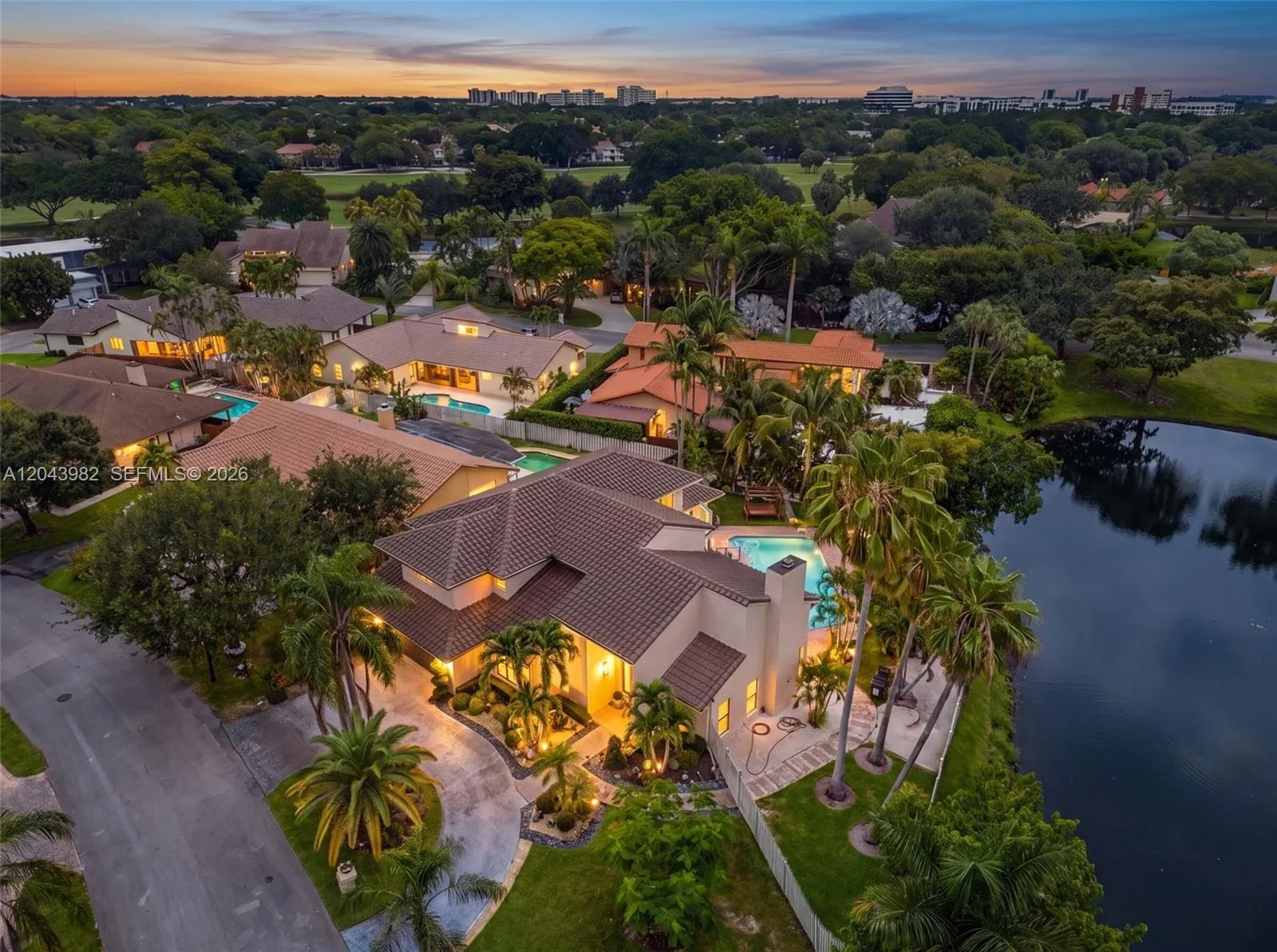 Foto de propiedad en 962 SW 93rd Terrace, Plantation, FL 33324 Plantation con MLS# 