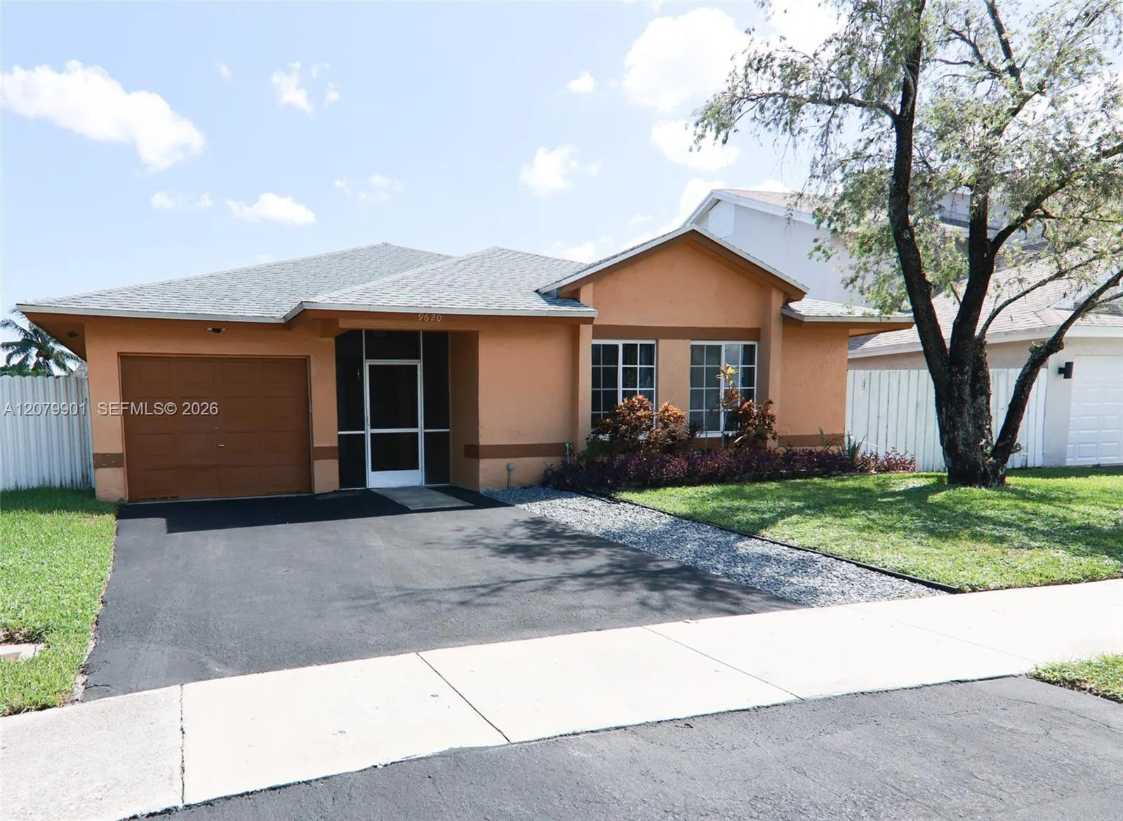 Foto de propiedad en 9620 SW 9th Court, Pembroke Pines, FL 33025 Pembroke Pines con MLS# 