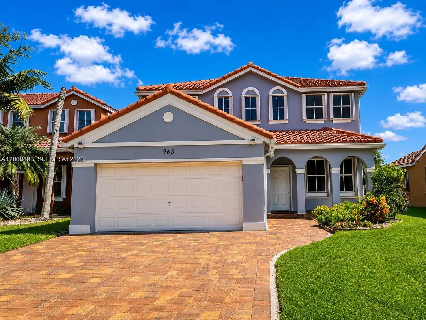 Foto de propiedad en 963 Falling Water Road, Weston, FL 33326 Weston con MLS# 