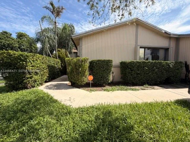 Foto de propiedad en 9631 W Elm Lane, Miramar, FL 33025 Miramar con MLS# 