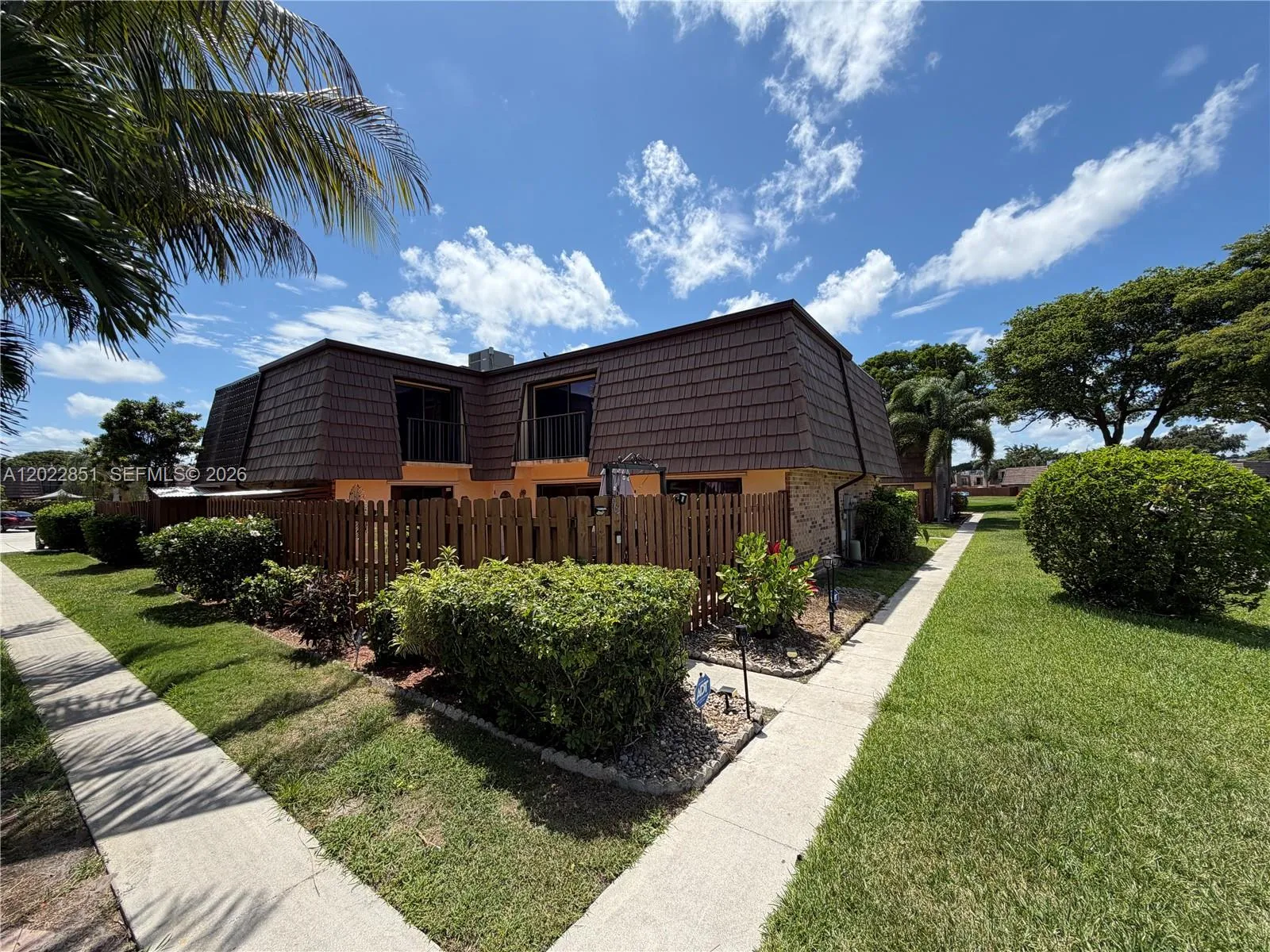 Foto de propiedad en 964 Springdale Circle, Palm Springs, FL 33461 Palm Springs con MLS# 