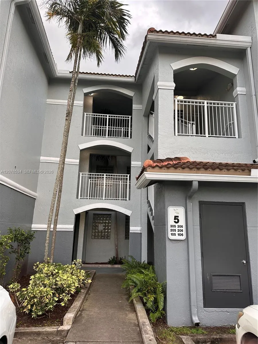 Foto de propiedad en 9640 NW 2nd Street 5-306, Pembroke Pines, FL 33024 Pembroke Pines con MLS# 