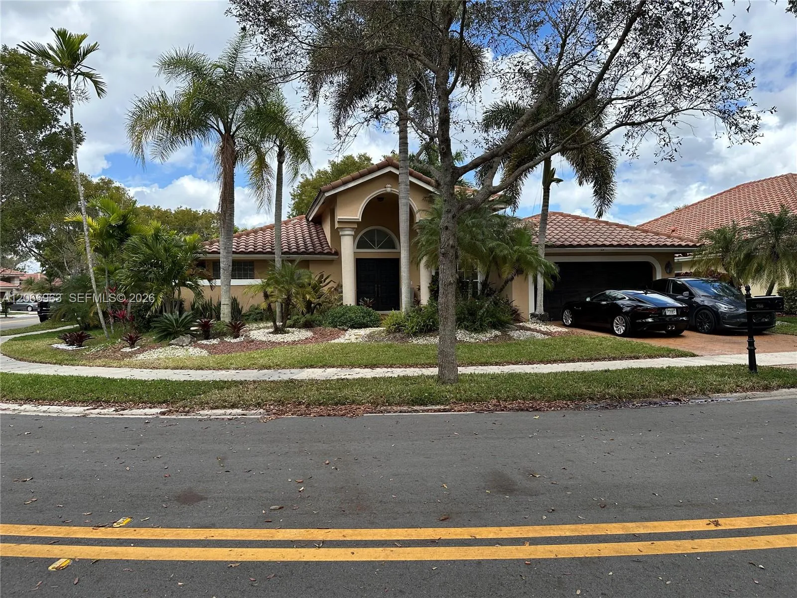 Foto de propiedad en 966 Spoonbill Circle, Weston, FL 33326 Weston con MLS# 