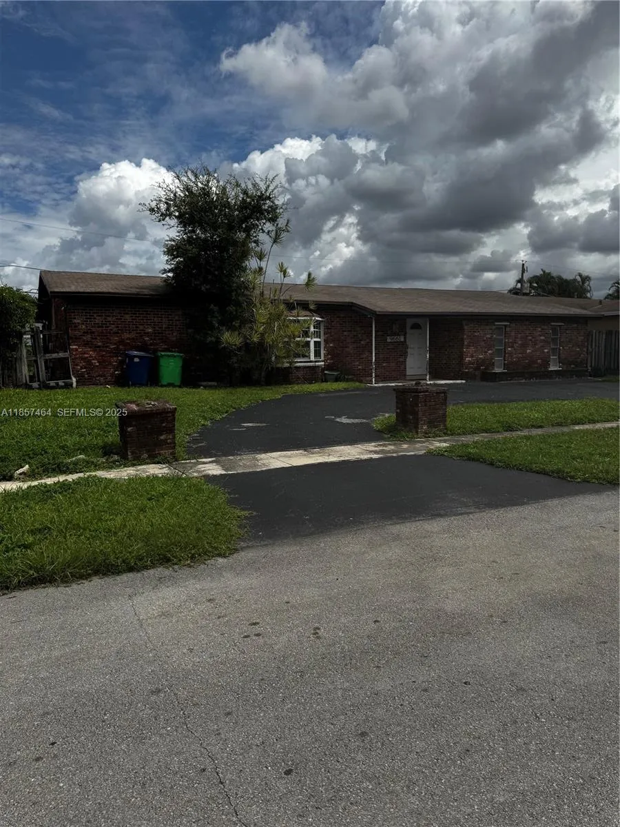 Foto de propiedad en 9661 NW 19th Place, Sunrise, FL 33322 Sunrise con MLS# 