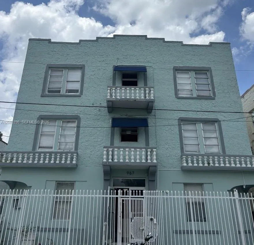 Foto de propiedad en 967 SW 5th Street 16, Miami, FL 33130 Miami con MLS# 