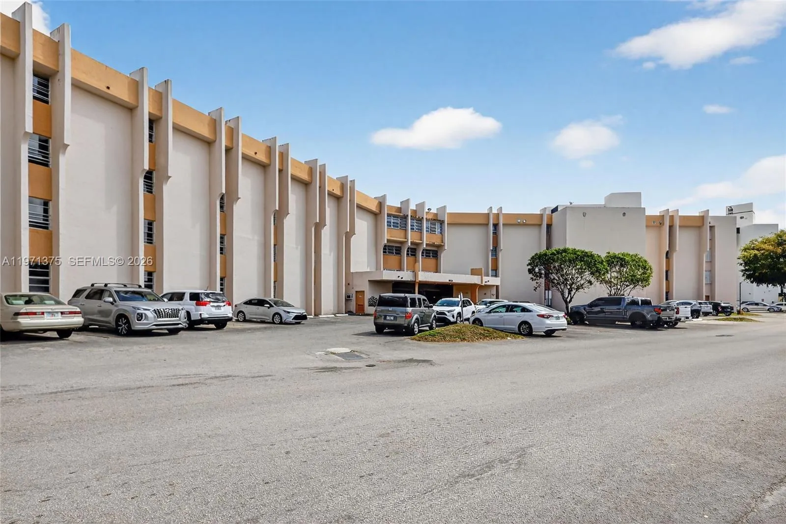 Foto de propiedad en 9678 Fontainebleau Boulevard 411, Miami, FL 33172 Miami con MLS# 