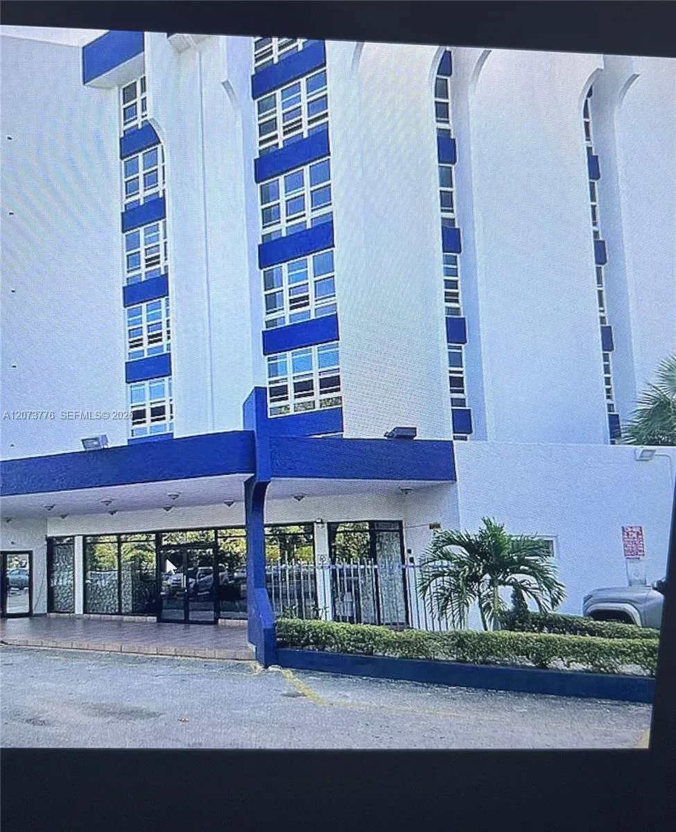 Foto de propiedad en 9682 Fontainebleau Boulevard 103, Miami, FL 33172 Miami con MLS# 
