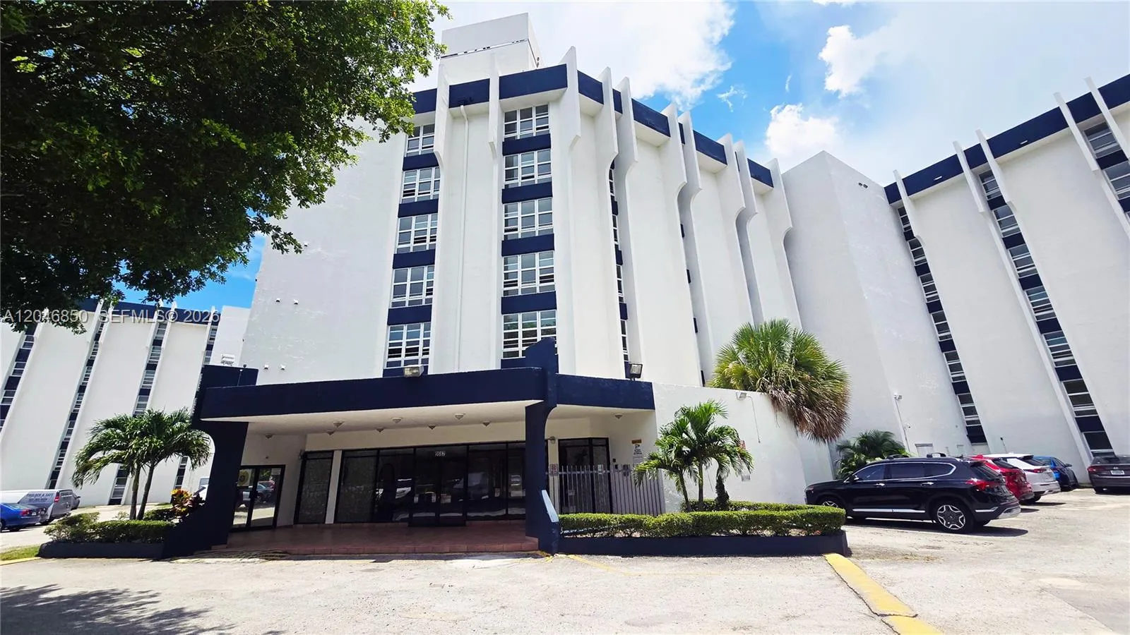 Foto de propiedad en 9682 Fontainebleau Boulevard 203, Miami, FL 33172 Miami con MLS# 