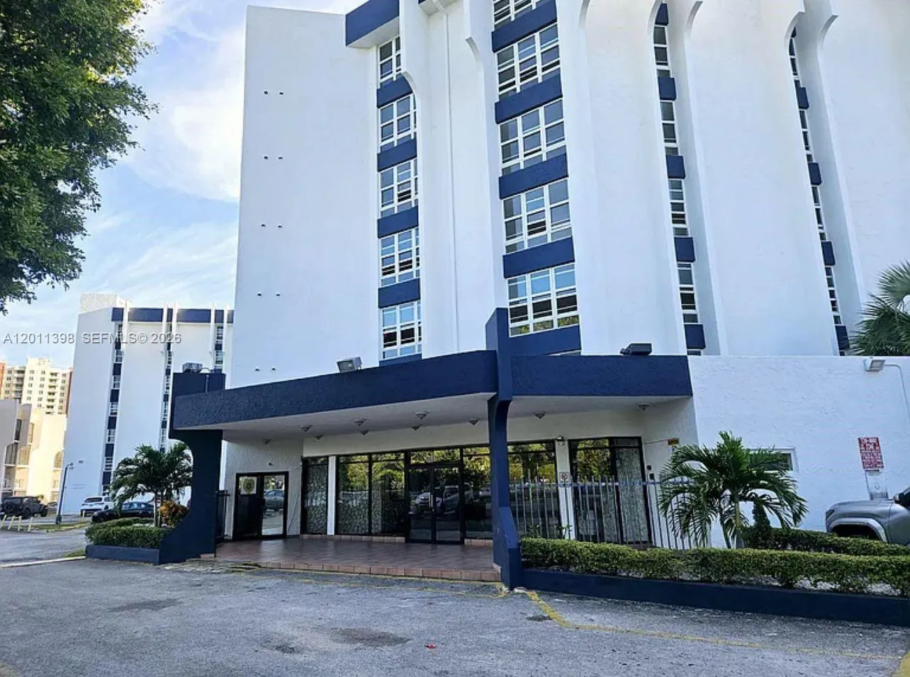Foto de propiedad en 9682 Fontainebleau Boulevard 207, Miami, FL 33172 Miami con MLS# 