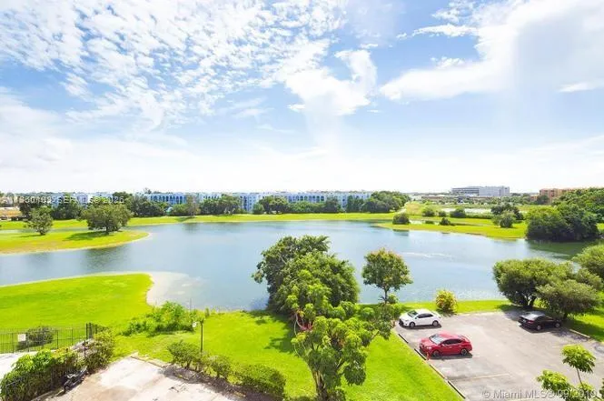 Foto de propiedad en 9682 Fontainebleau Boulevard 401, Miami, FL 33172 Miami con MLS# 