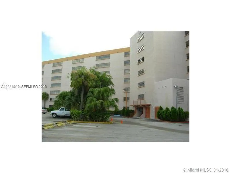 Foto de propiedad en 9688 Fontainebleau Boulevard 205, Miami, FL 33172 Miami con MLS# 