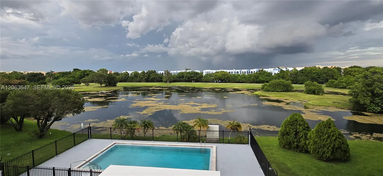Foto de propiedad en 9688 Fontainebleau Boulevard 404, Miami, FL 33172 Miami con MLS#