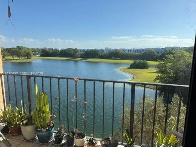Foto de propiedad en 9688 Fontainebleau Boulevard 409, Miami, FL 33172 Miami con MLS# 
