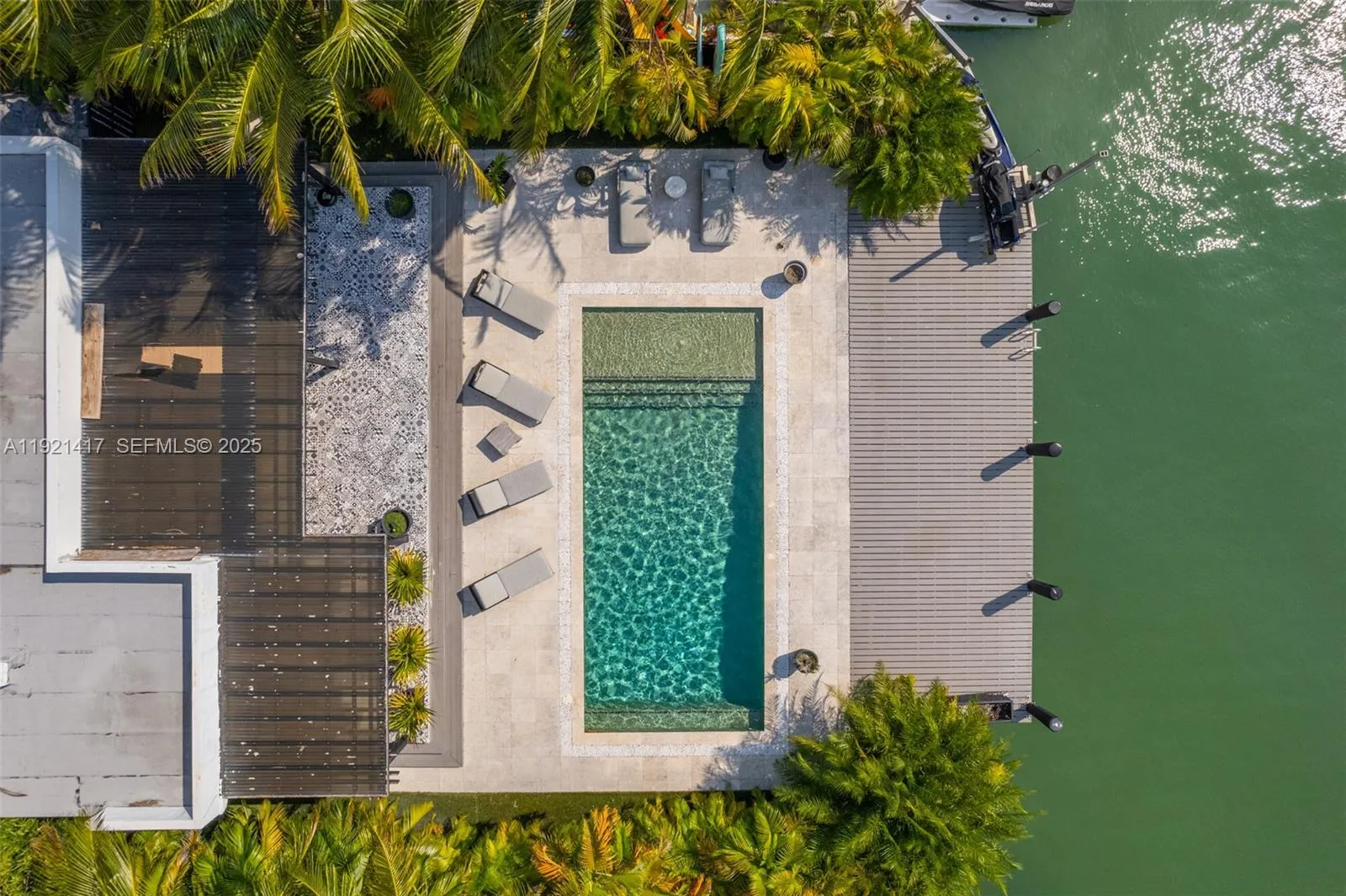 Foto de propiedad en 970 S Shore Drive, Miami Beach, FL 33141 Miami Beach con MLS# 