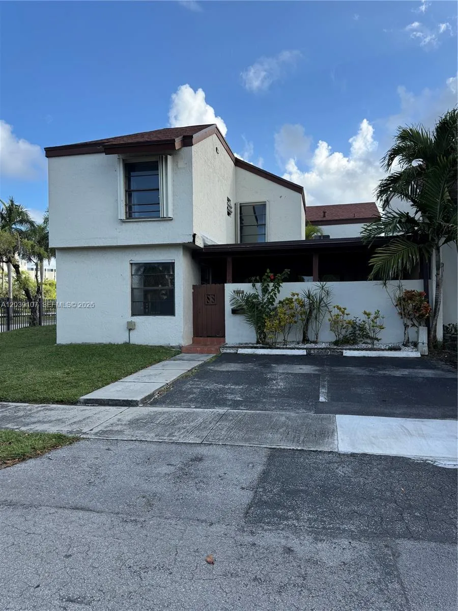Foto de propiedad en 9700 NW 6th Lane 9700, Miami, FL 33172 Miami con MLS# 