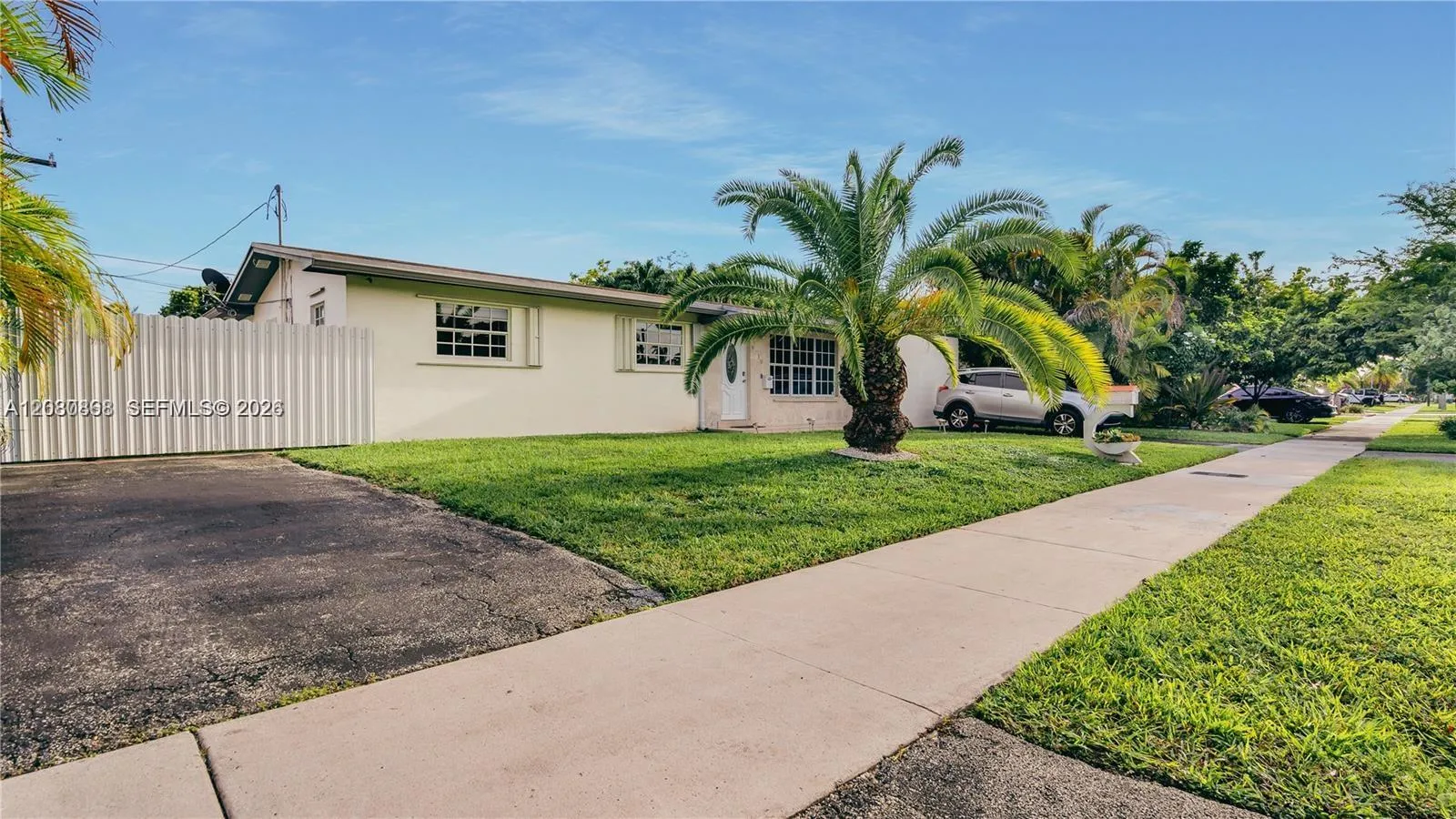 Foto de propiedad en 9710 SW 14th Street, Miami, FL 33174 Miami con MLS# 