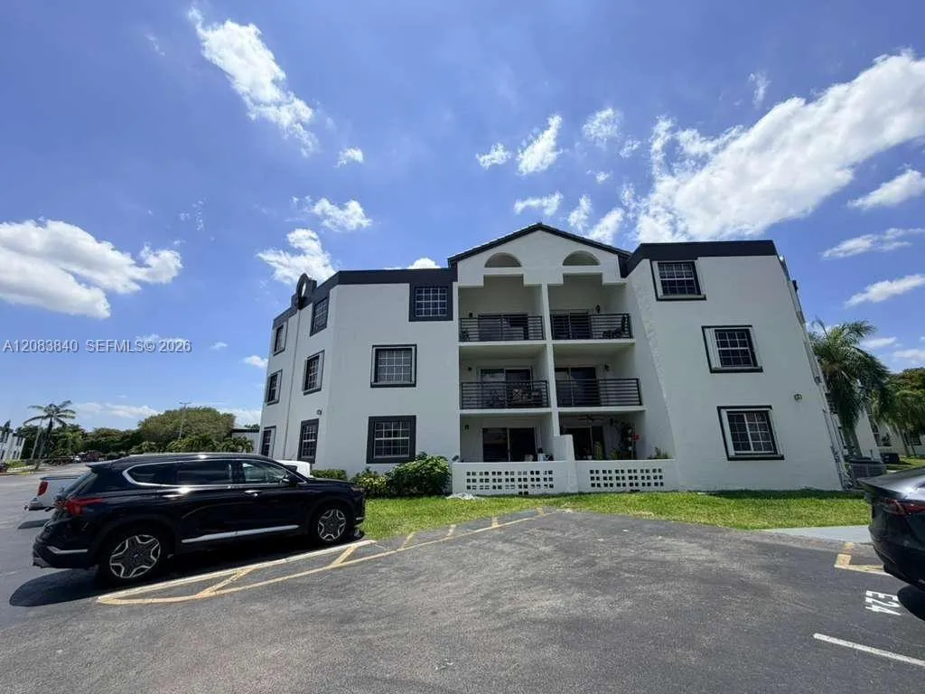 En Venta 9715 Fontainebleau Boulevard E308, Miami, FL 33172, Miami, FL 33172
