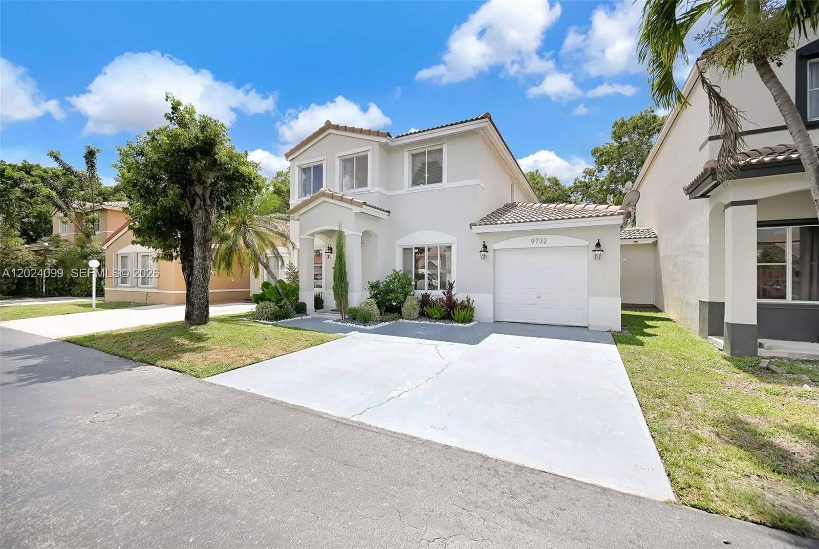 Foto de propiedad en 9732 SW 166th Court, Miami, FL 33196 Miami con MLS# 