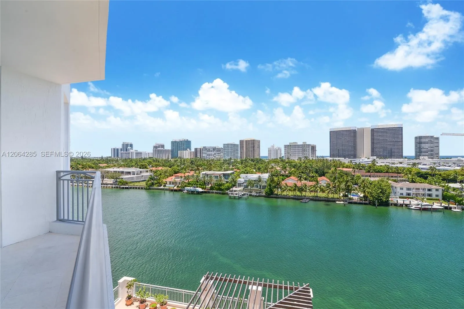 Foto de propiedad en 9751 E Bay Harbor Drive 8D, Bay Harbor Islands, FL 33154 Bay Harbor Islands con MLS# 