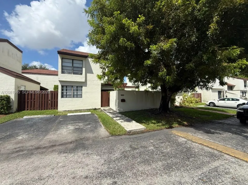 Foto de propiedad en 9764 NW 4th Lane 9764, Miami, FL 33172 Miami con MLS# 