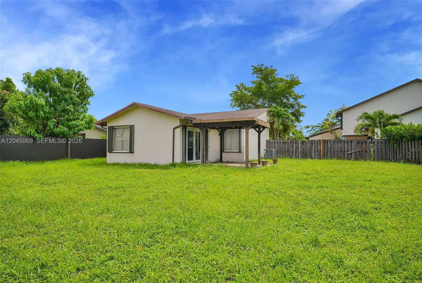 Foto de propiedad en 9786 SW 147th Court, Miami, FL 33196 Miami con MLS# 