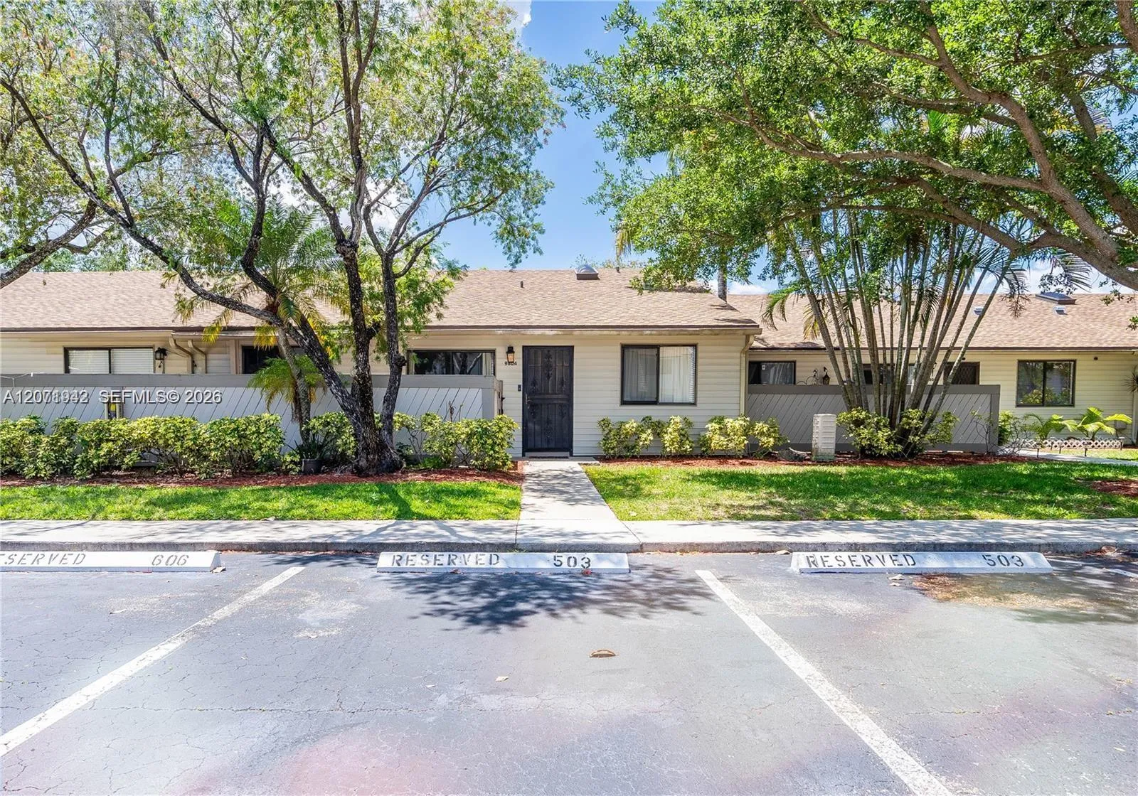 Foto de propiedad en 9804 NW 37th Street 3E, Sunrise, FL 33351 Sunrise con MLS# 