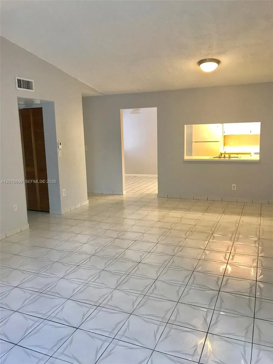 Foto de propiedad en 9810 Hammocks Boulevard 202, Miami, FL 33196 Miami con MLS# 