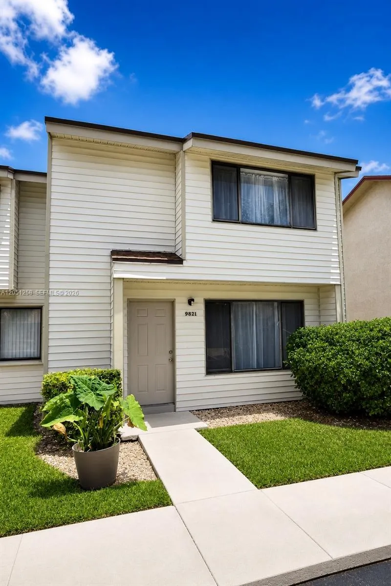 Foto de propiedad en 9821 NW 37th Street 7F, Sunrise, FL 33351 Sunrise con MLS# 