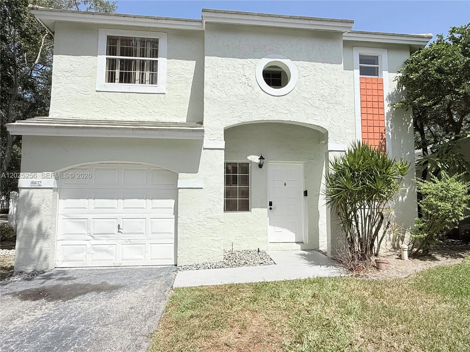 Foto de propiedad en 9832 NW 9th Court, Plantation, FL 33324 Plantation con MLS# 