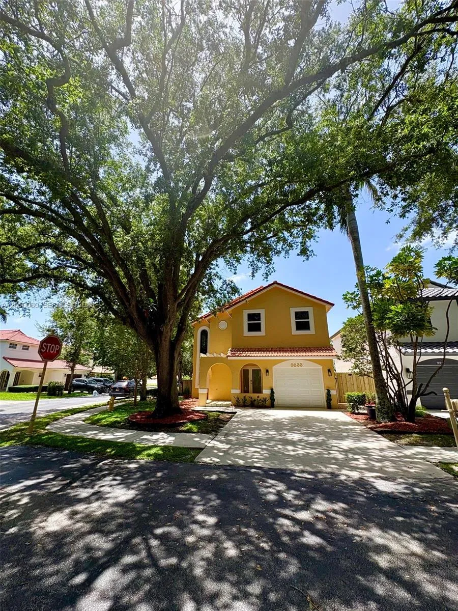 Foto de propiedad en 9833 NW 5th Court, Plantation, FL 33324 Plantation con MLS# 