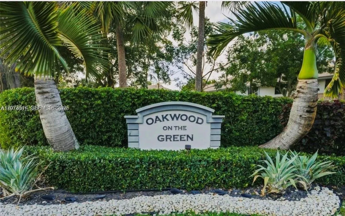 Foto de propiedad en 9835 Riverside Drive 7-39, Coral Springs, FL 33071 Coral Springs con MLS# 