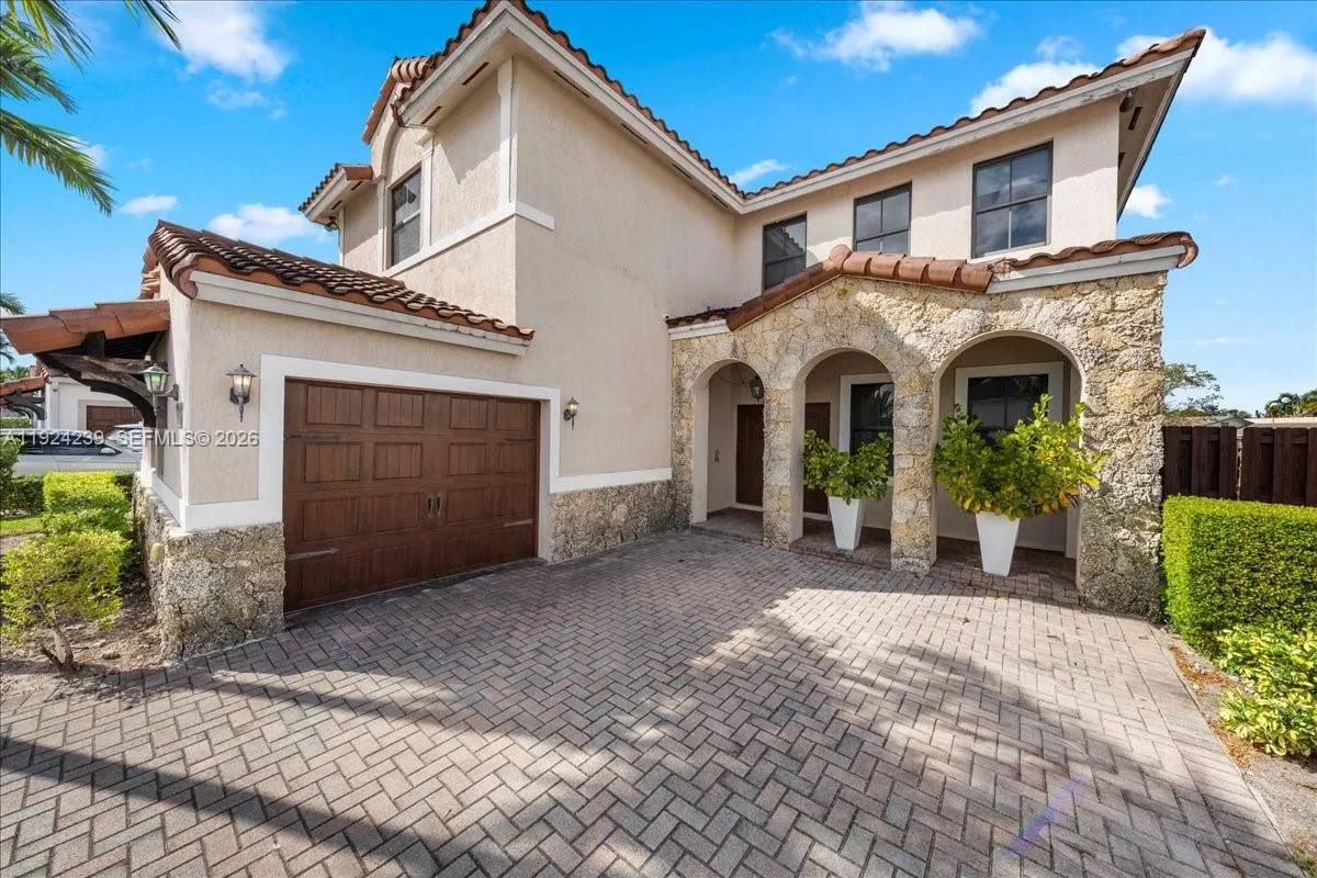Vendido 984 NW 104th Avenue, Miami, FL 33172, Miami, FL 33172