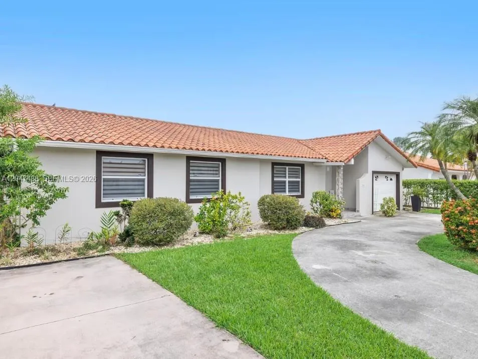 Foto de propiedad en 9840 SW 3rd Street, Miami, FL 33174 Miami con MLS# 